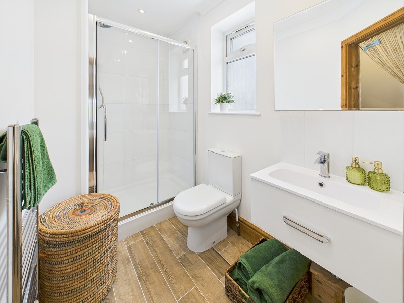 En Suite to Bedroom 3