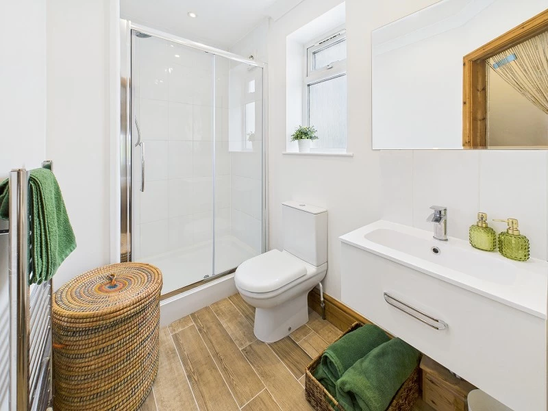 En Suite to Bedroom 3