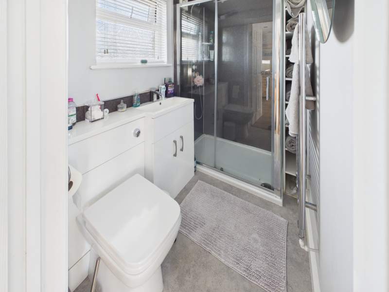 En Suite to Bedroom 1