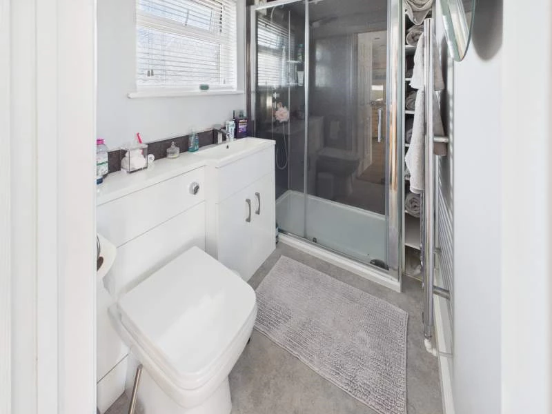 En Suite to Bedroom 1