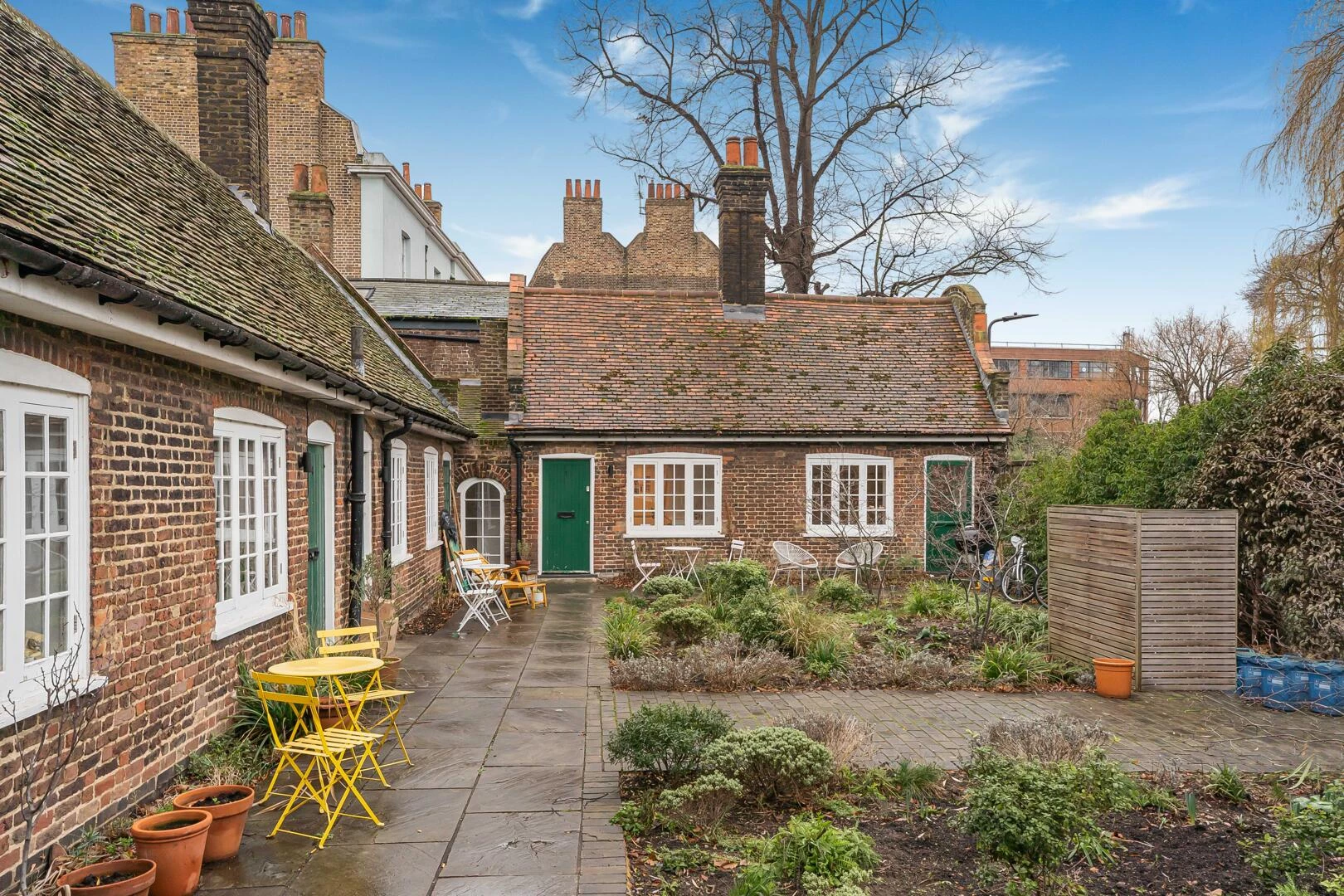 Entrance/Communal Gardens