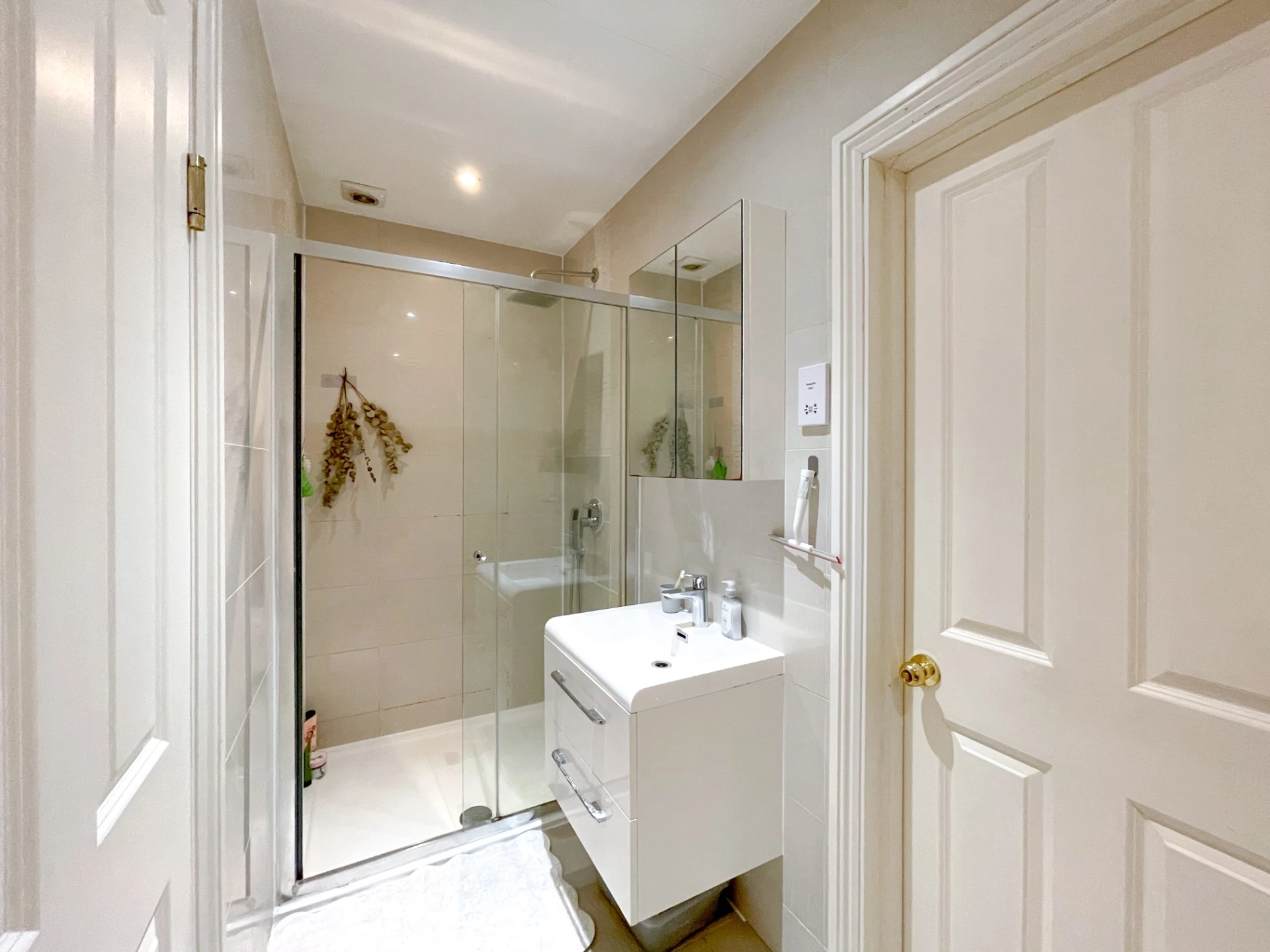 Semi-Ensuite Bathroom