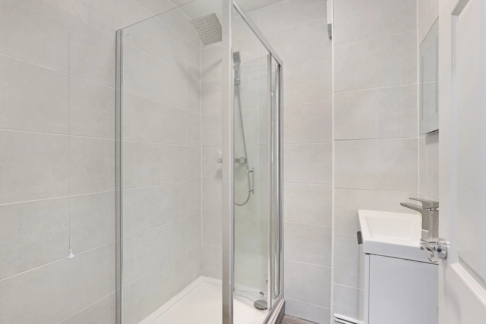 15 Makinen House - Shower.jpg