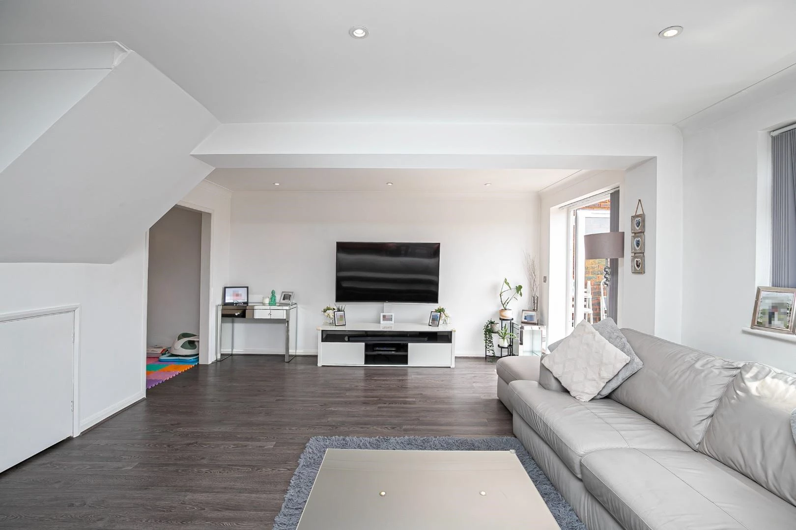 28 Gwynne - Living room 3.jpg