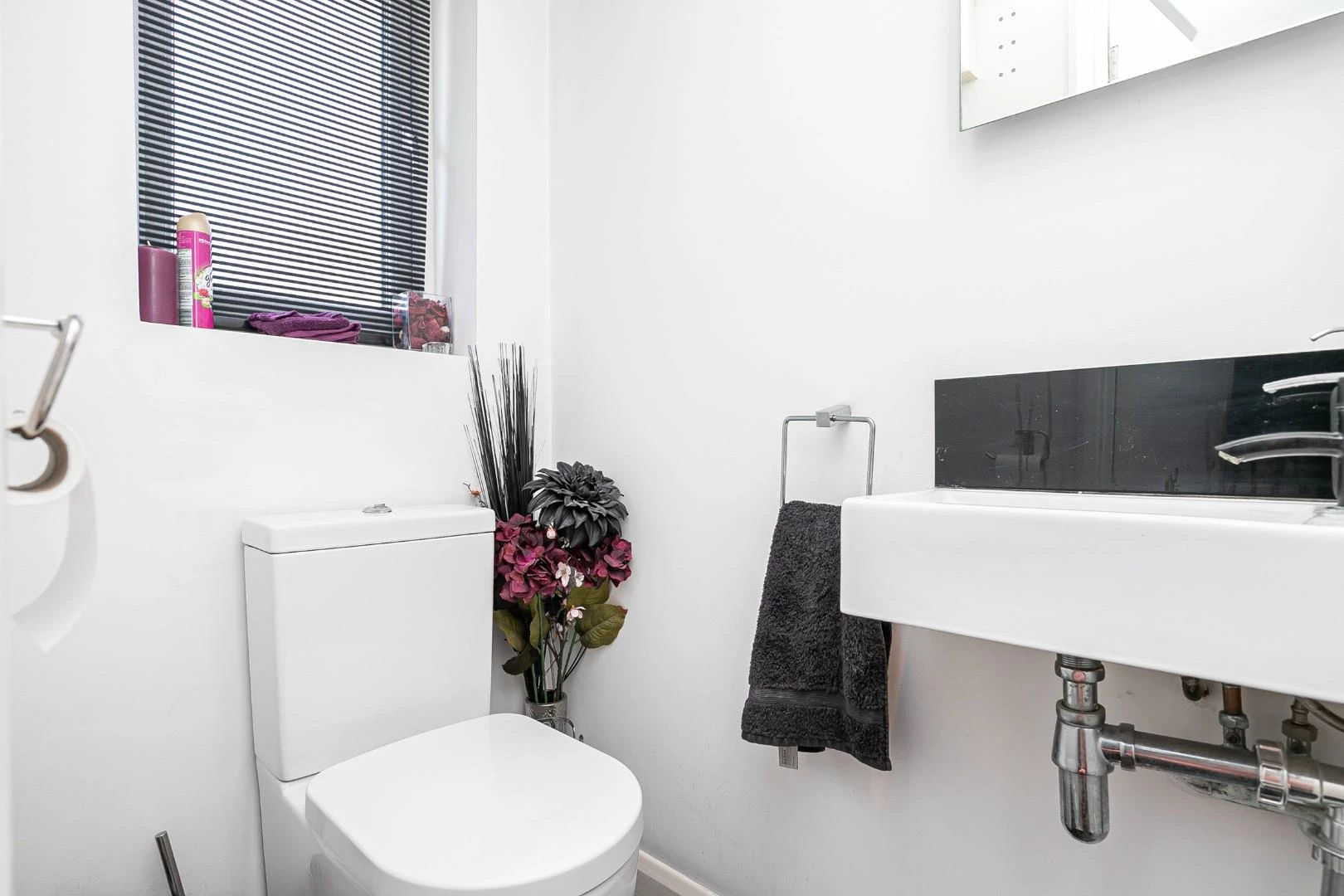 28 Gwynne - Toilet.jpg