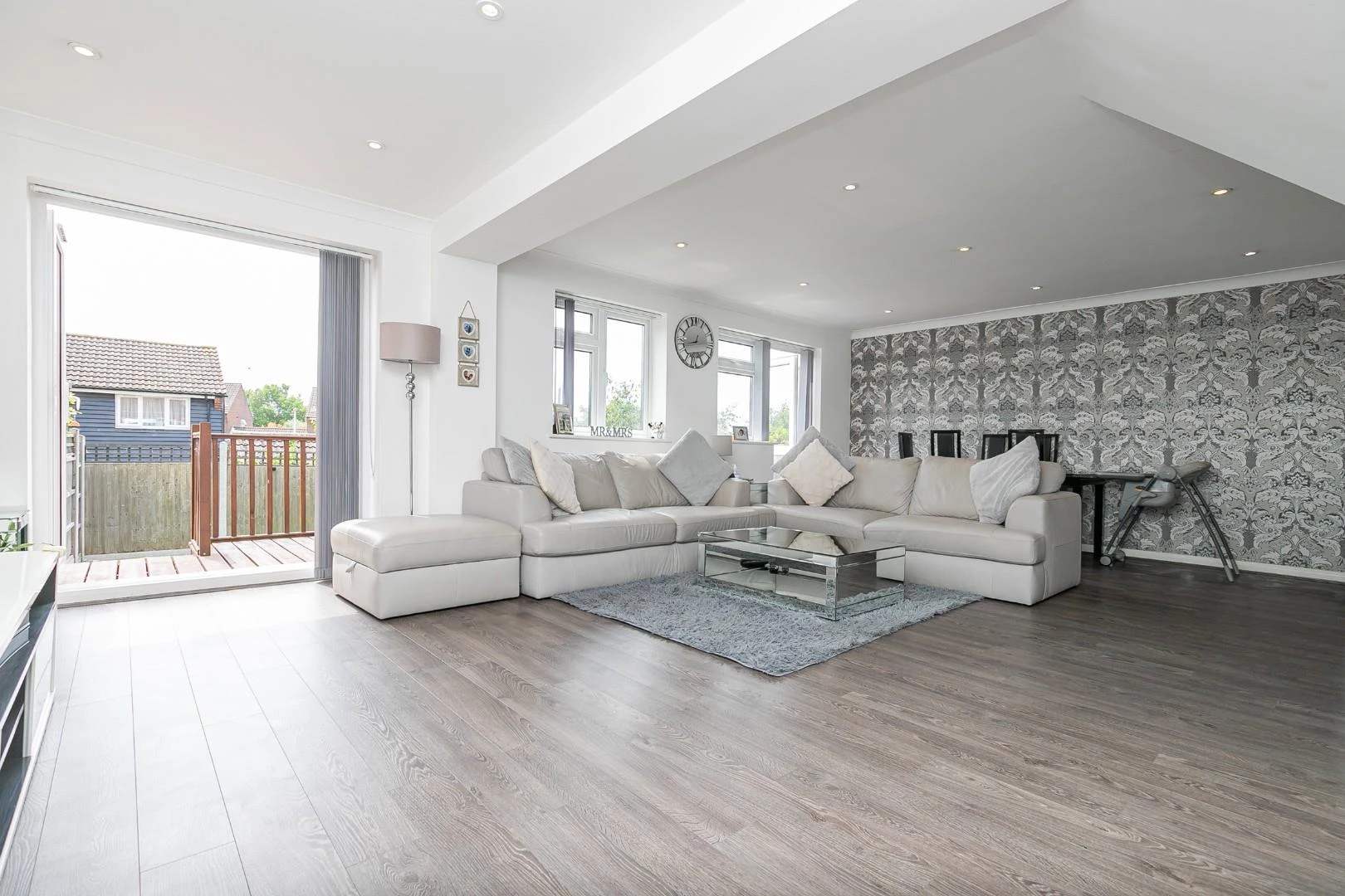 28 Gwynne - Living room.jpg