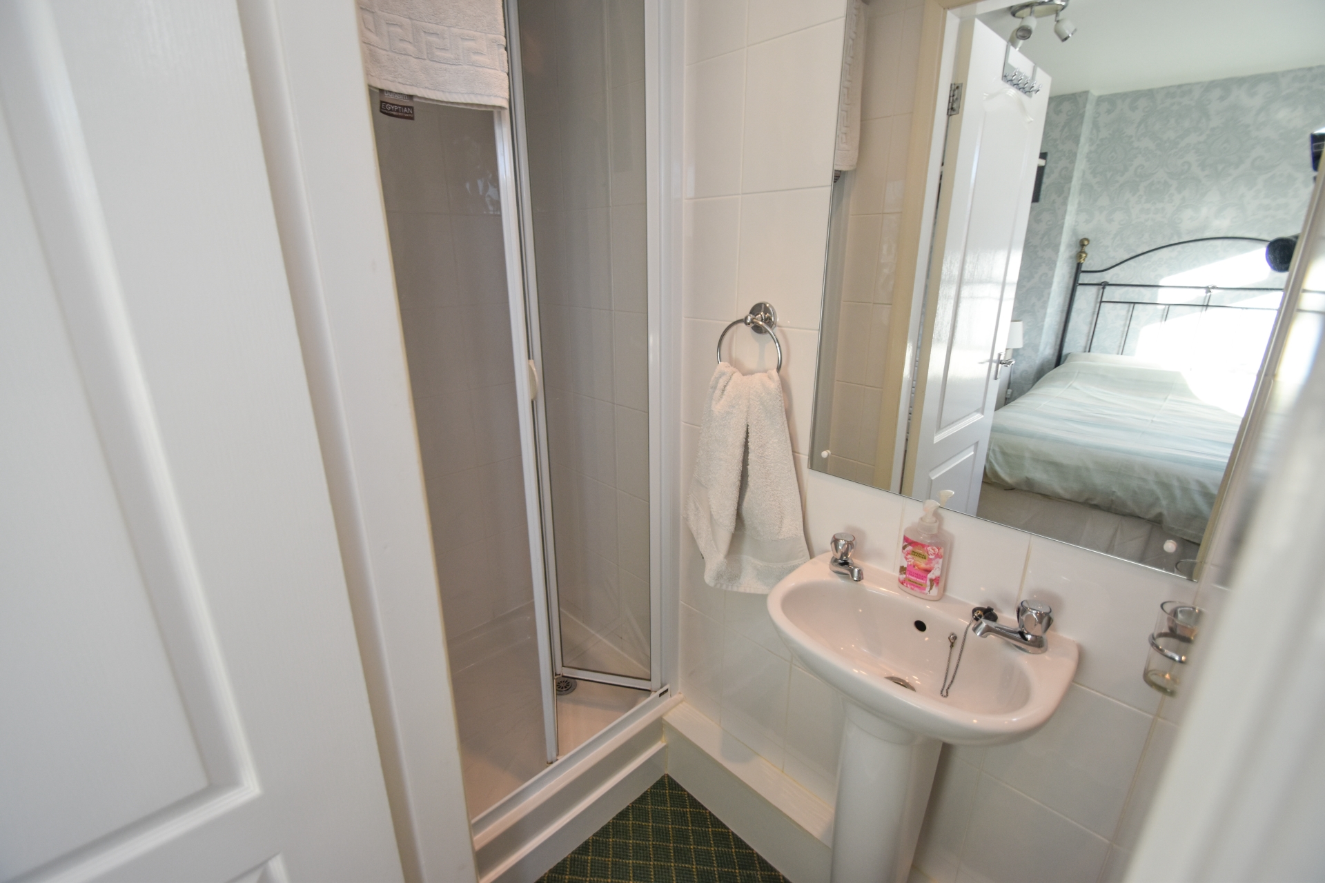 Room 1 en-suite