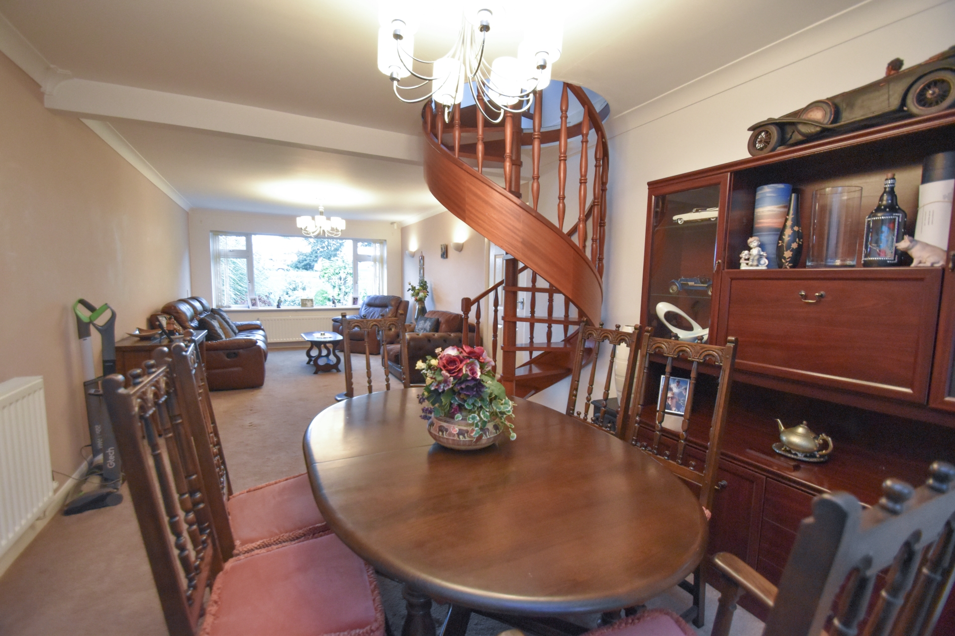 lounge/dining room