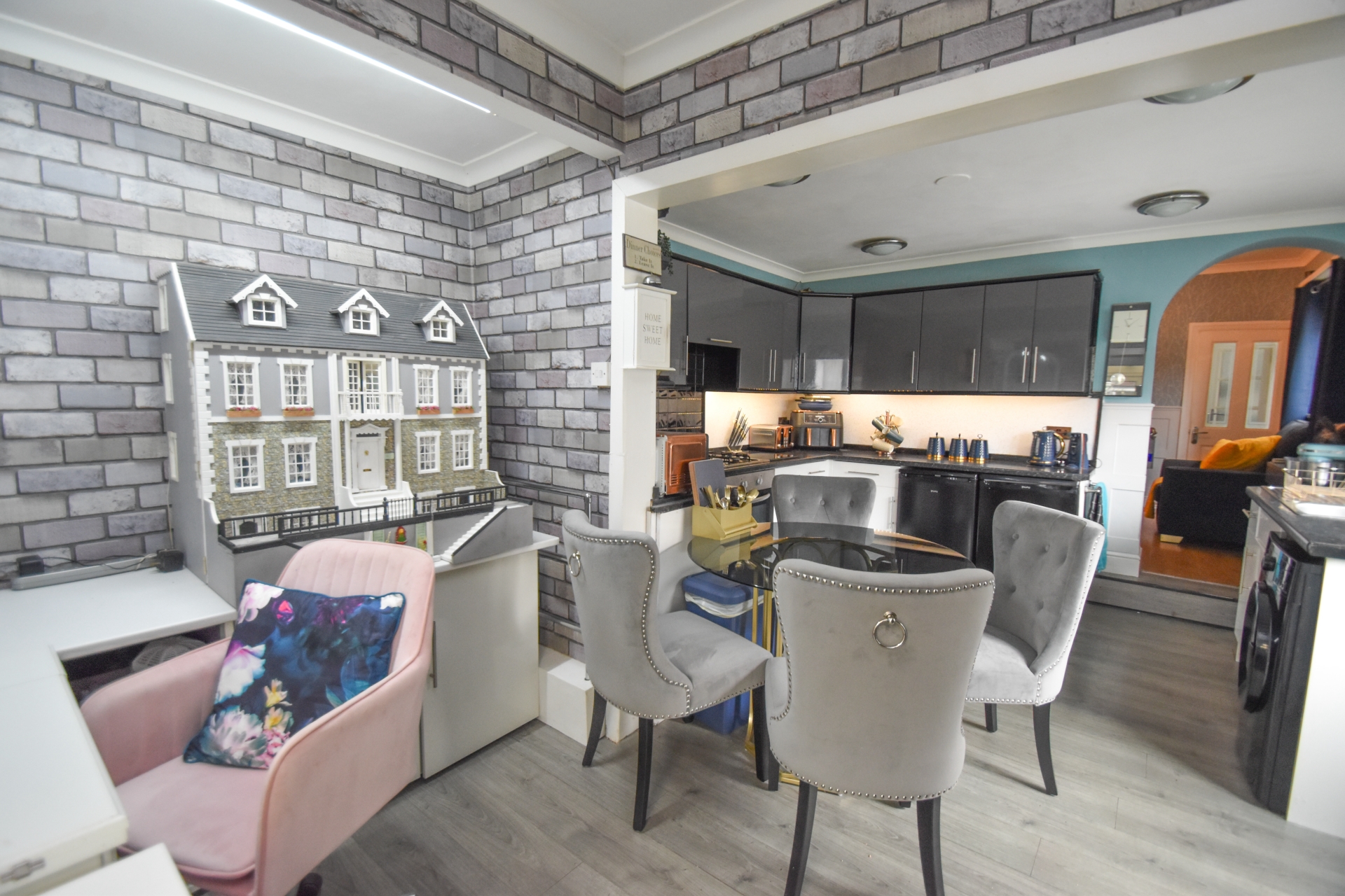 breakfast room