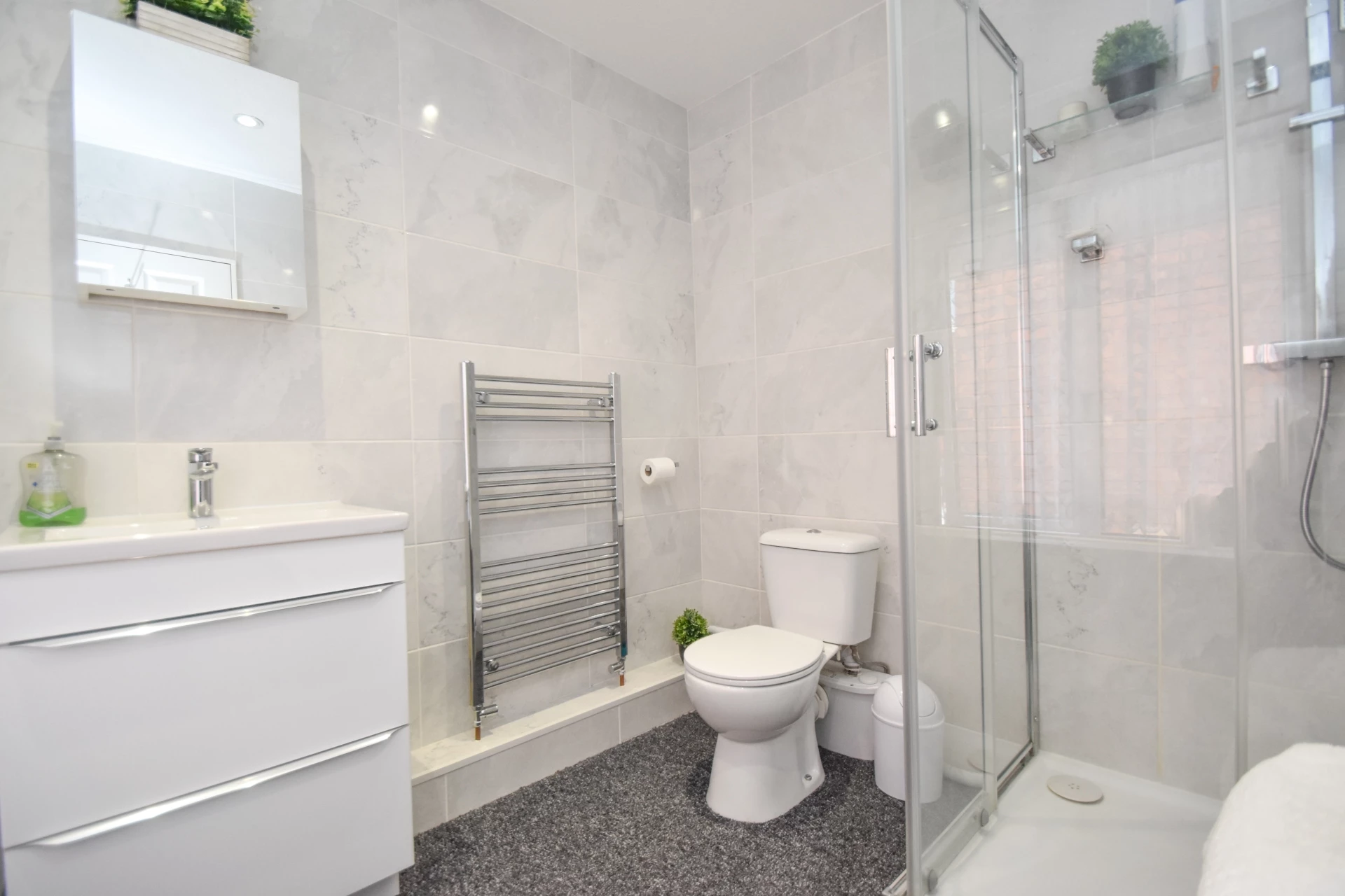en-suite shower room