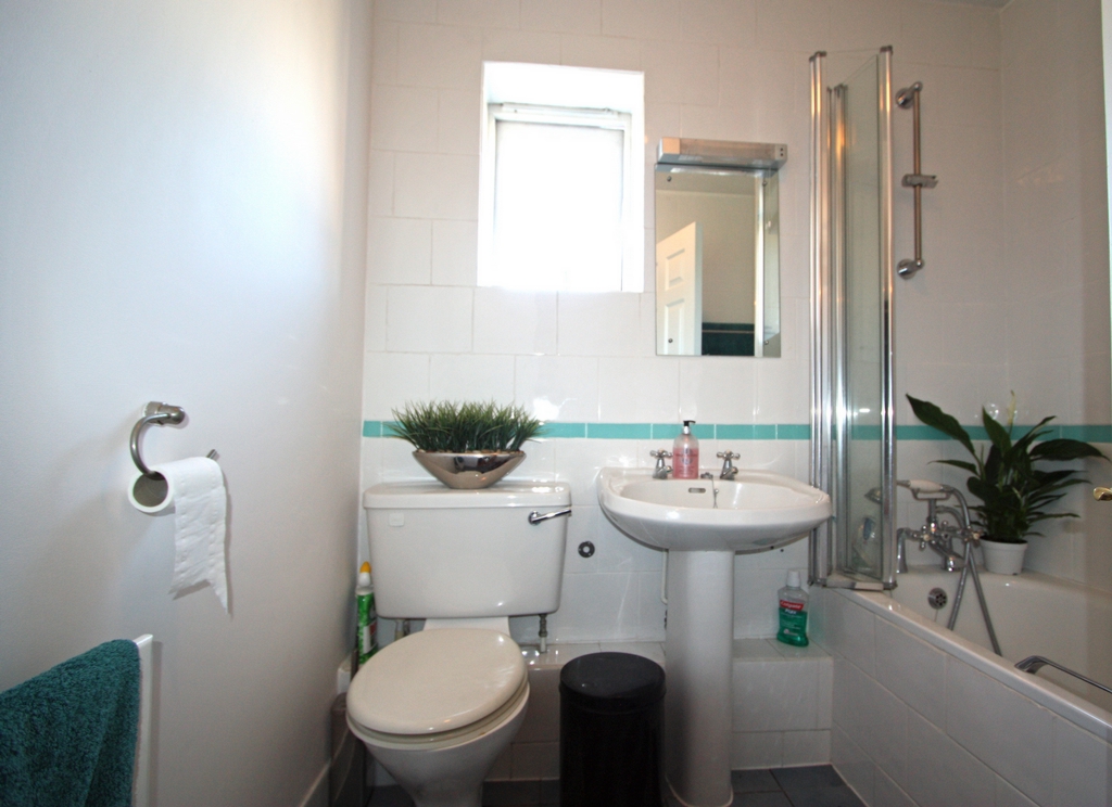 Property For Sale Old Bexley Lane, Bexley, DA5 2 Bedroom Flat through