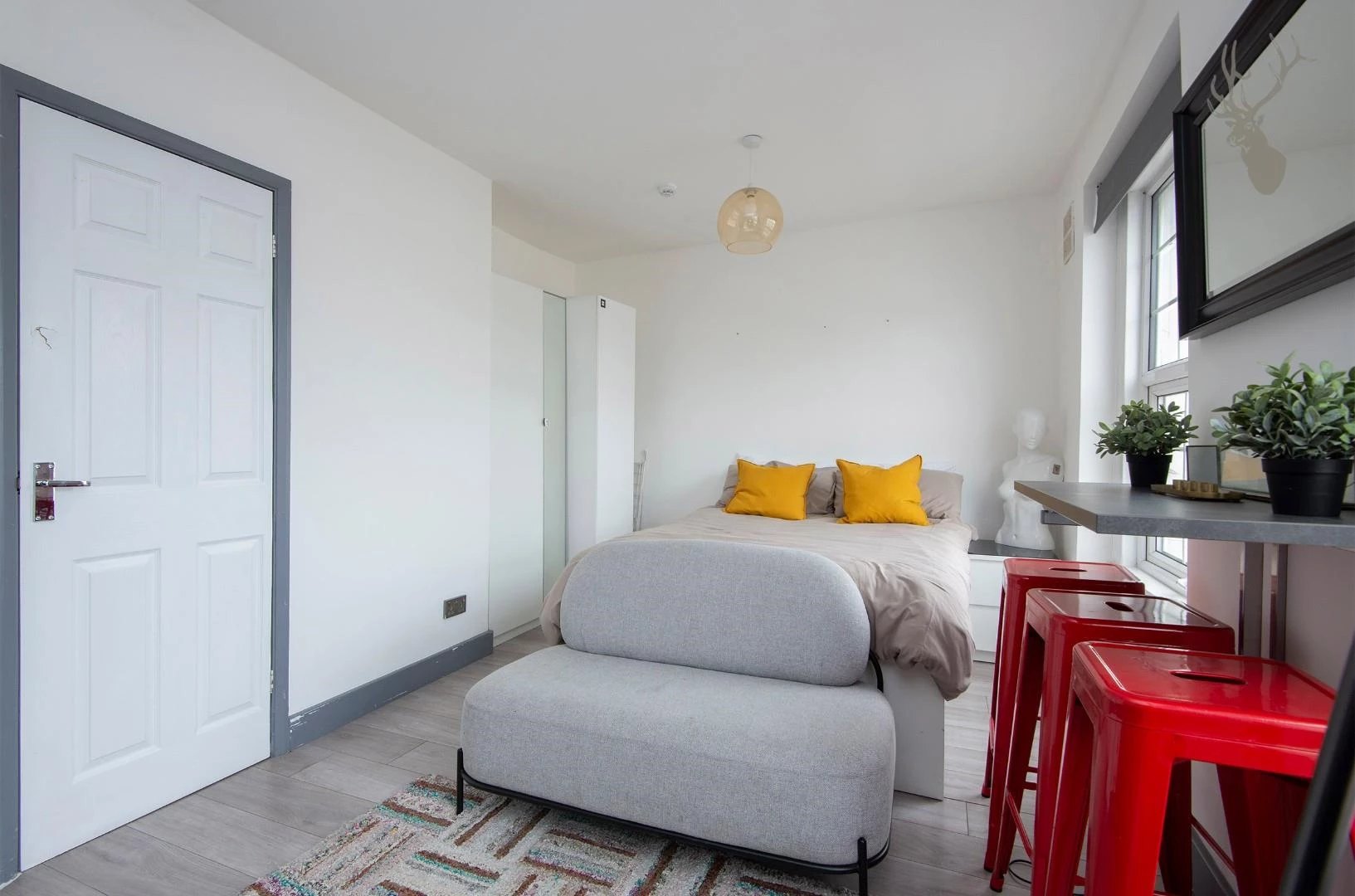 Flat 6, 586 Kingsland Road E8 LIVING AREA img 3.jp
