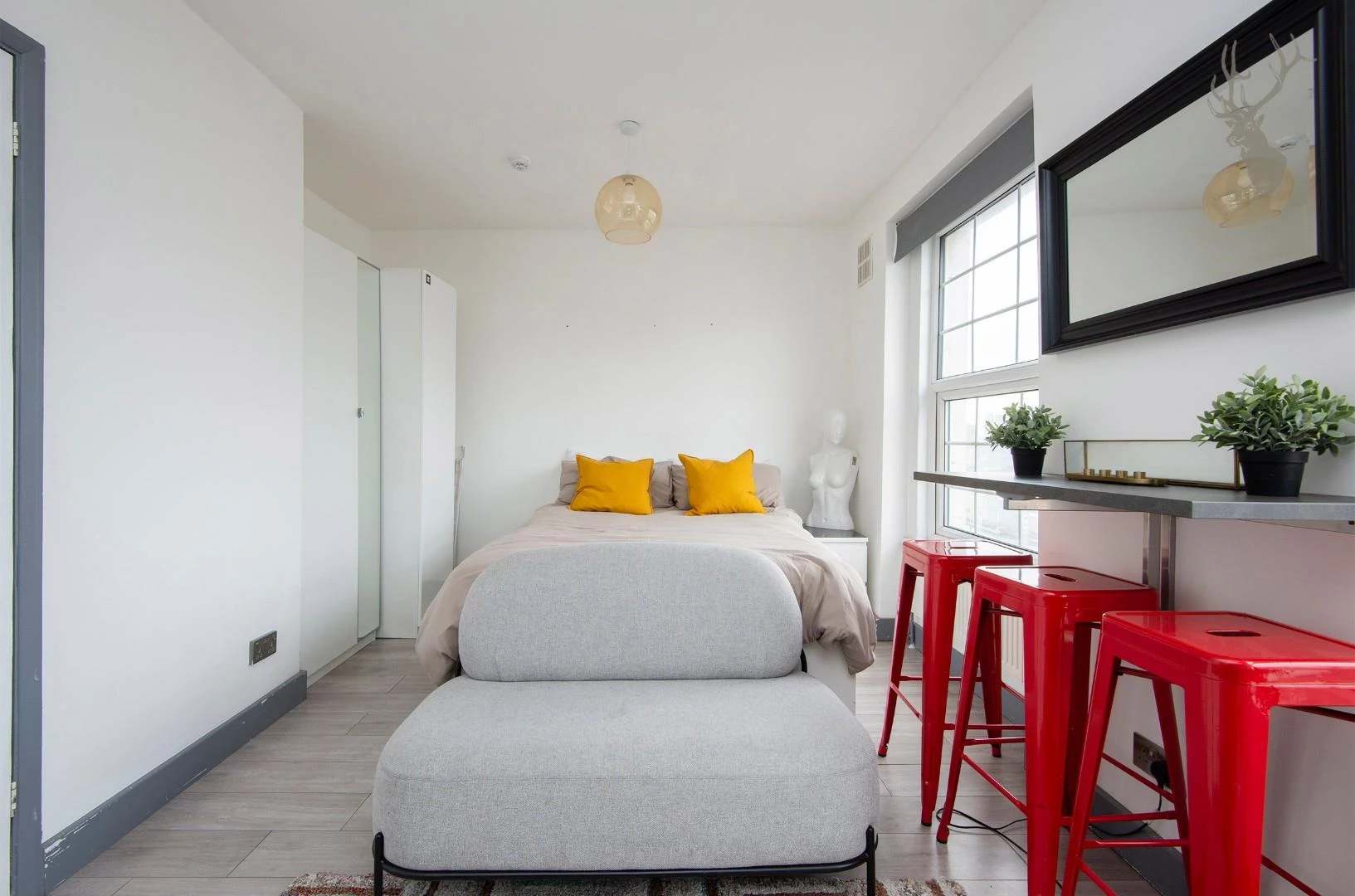 Flat 6, 586 Kingsland Road E8 LIVING AREA img 7.jp