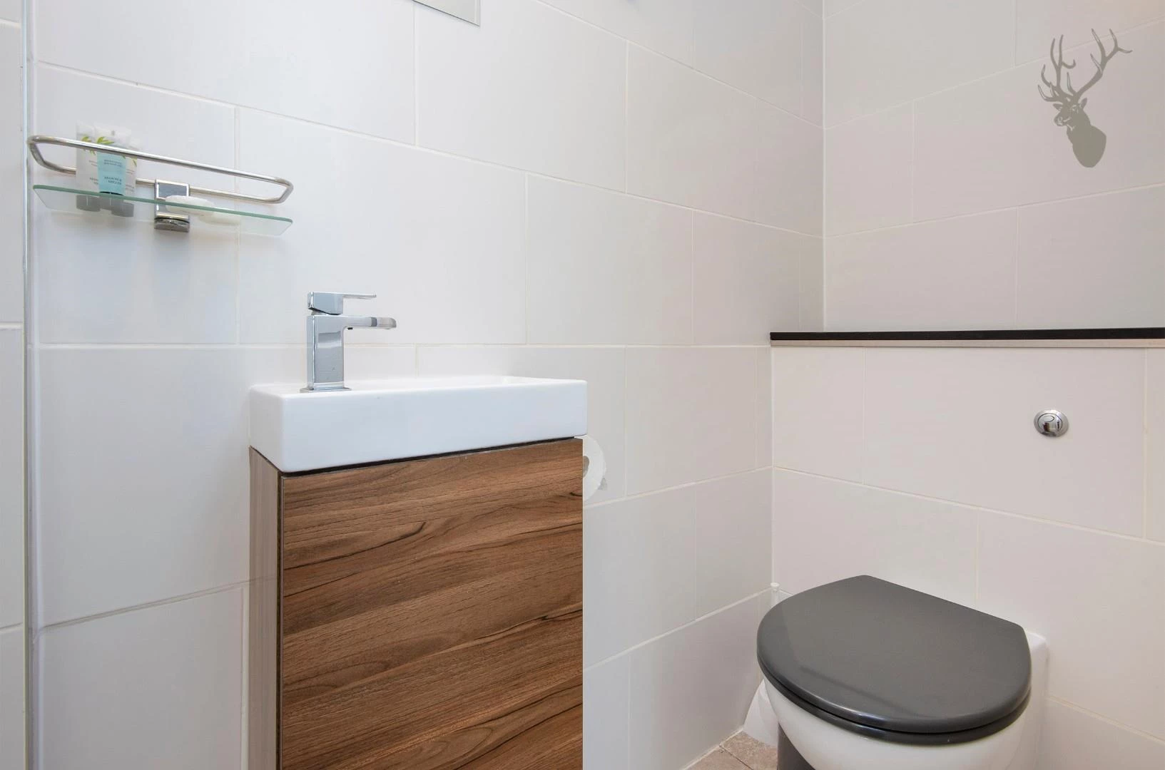 Flat 6, 586 Kingsland Road E8 SHOWER img 1.jpg