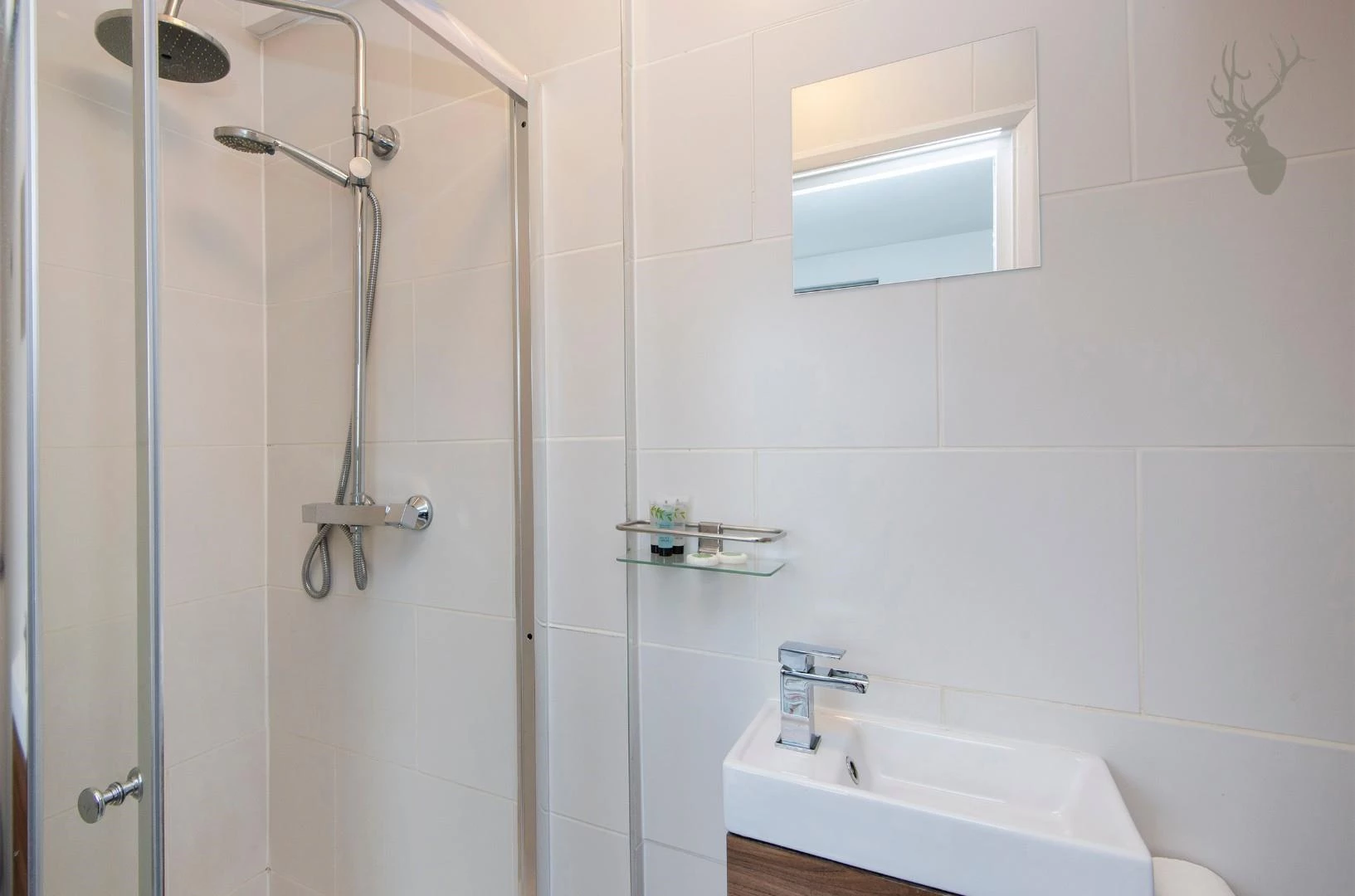 Flat 6, 586 Kingsland Road E8 SHOWER img 2.jpg