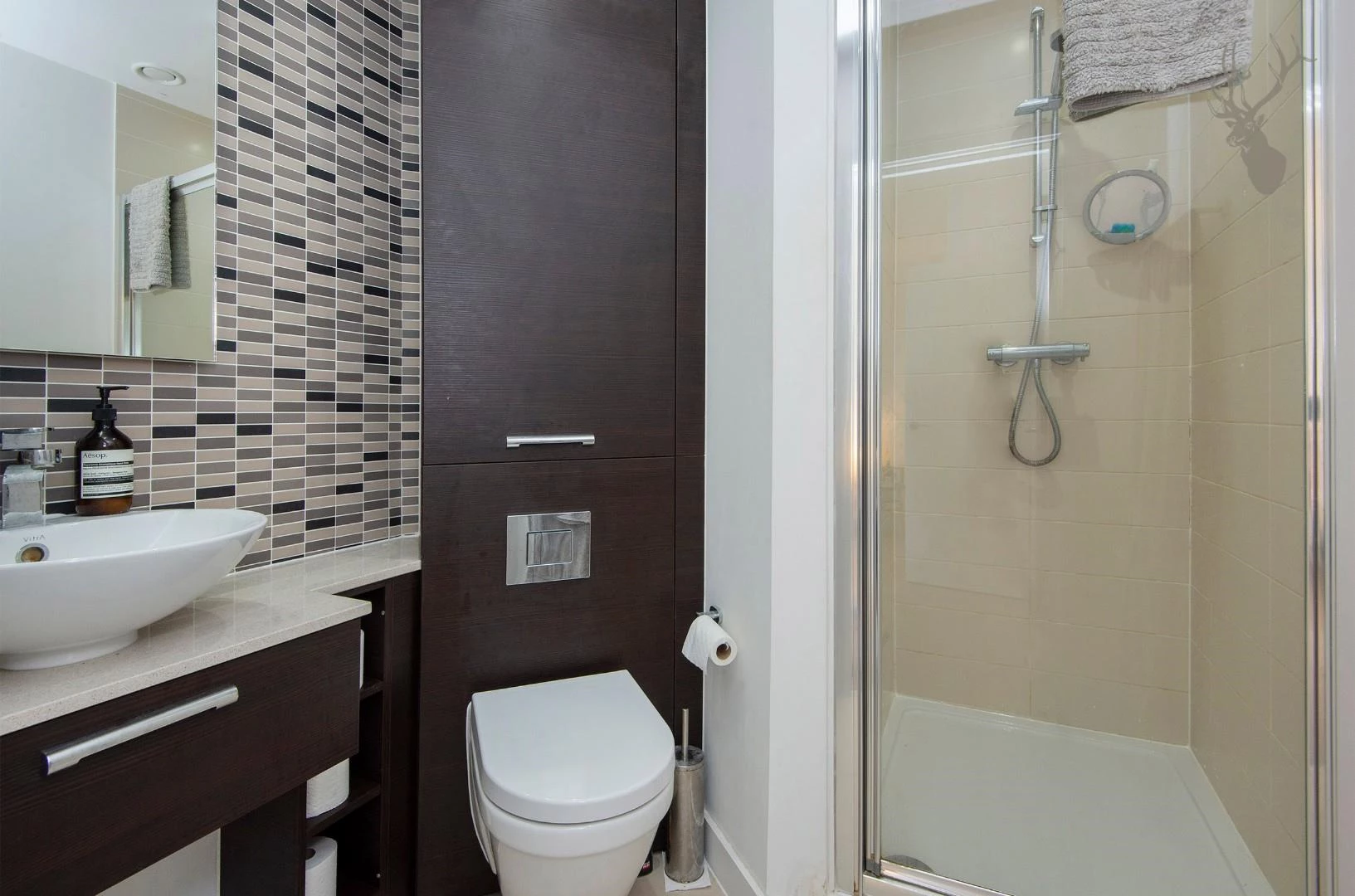 57 Yeoman Court E14 ENSUITE.jpg