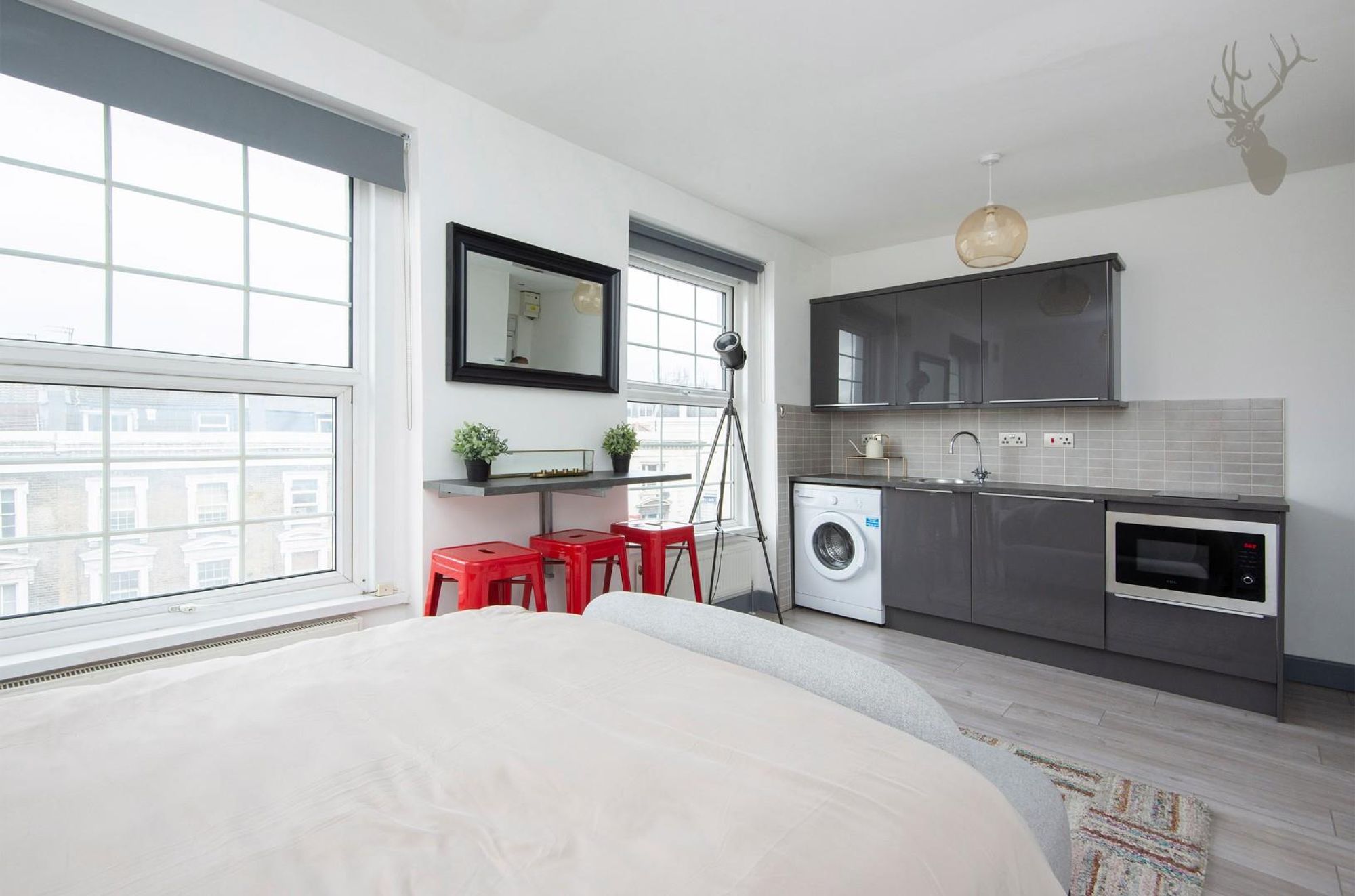 Flat 6, 586 Kingsland Road E8 LIVING AREA img 4.jpg