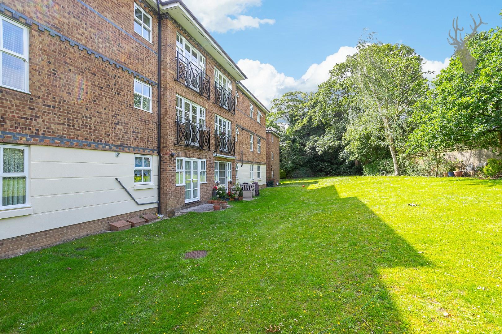 Property For Sale High Road, South Woodford, E18 2 Bedroom Flat