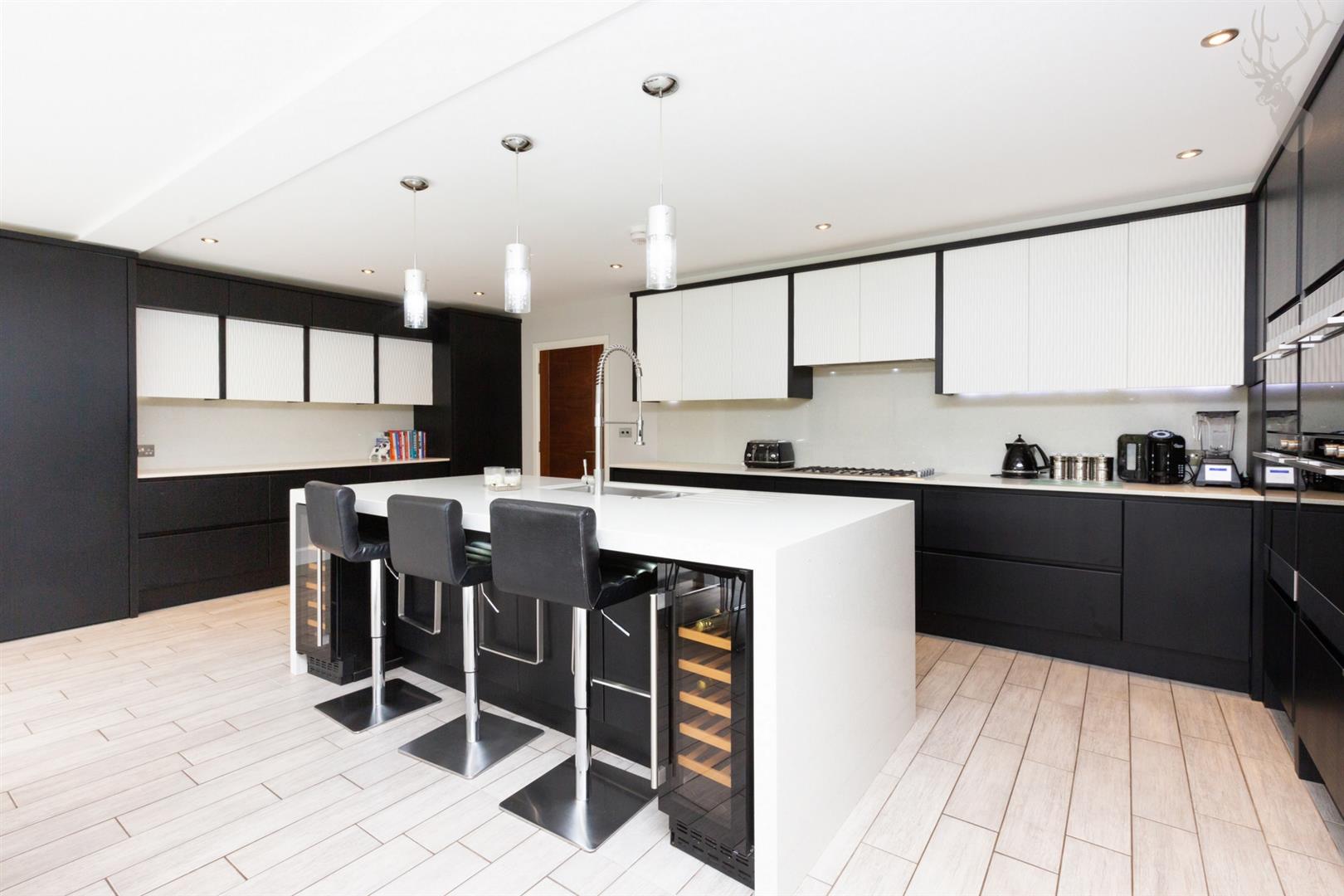 Property For Sale Kendal Avenue, Epping, CM16 5 Bedroom House