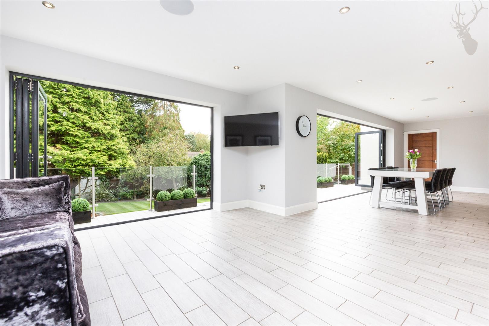 Property For Sale Kendal Avenue, Epping, CM16 5 Bedroom House