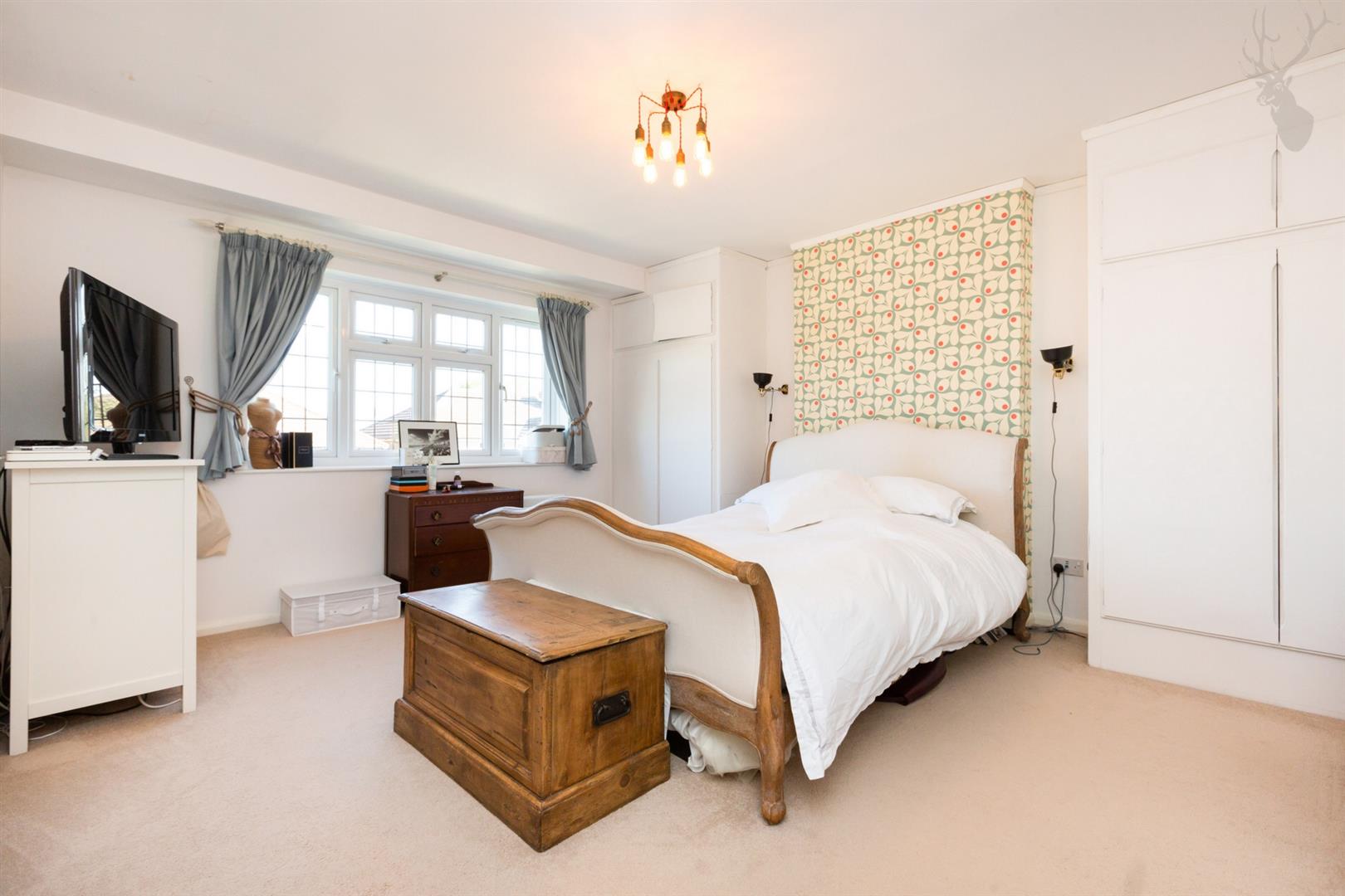 Property For Sale Harewood Hill, Theydon Bois, CM16 3 Bedroom House