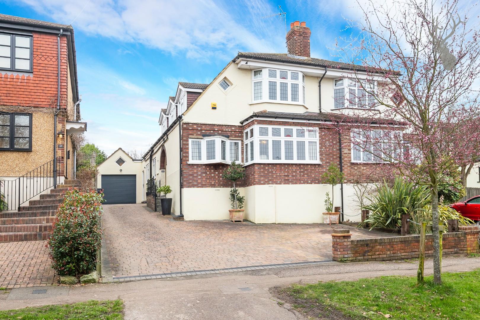 Property For Sale Dukes Avenue, Theydon Bois, CM16 3 Bedroom House