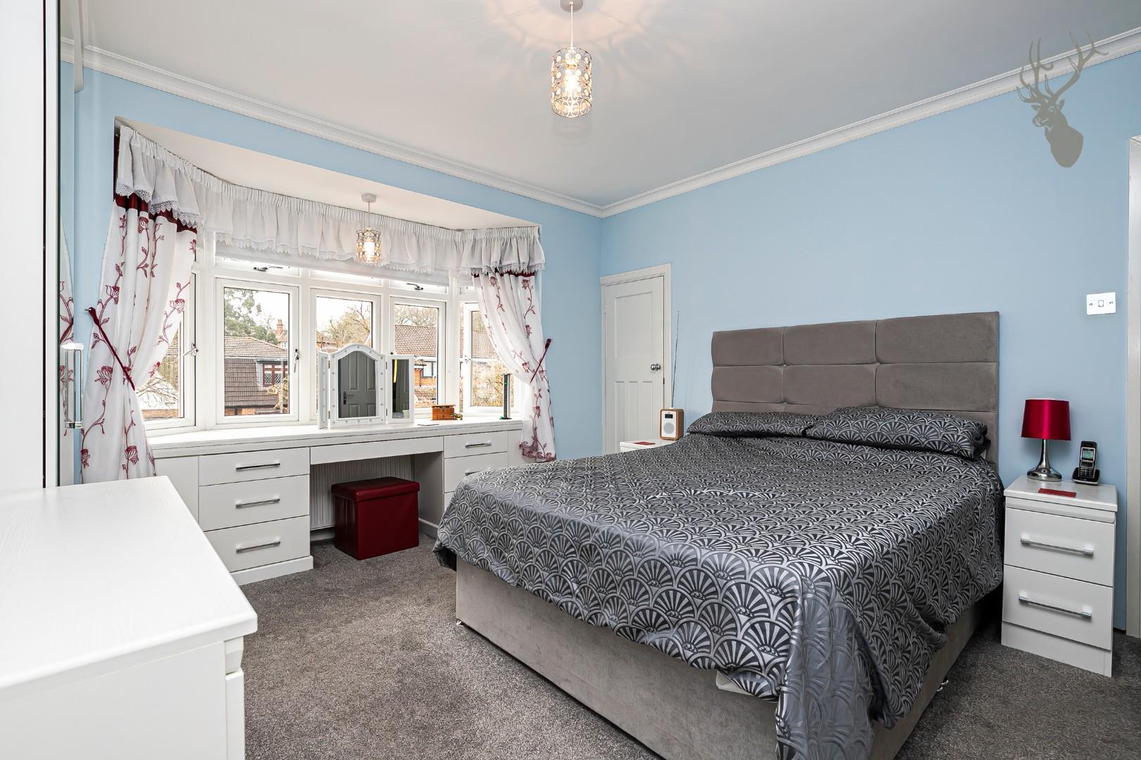 Property For Sale Crescent, Theydon Bois, CM16 3 Bedroom House