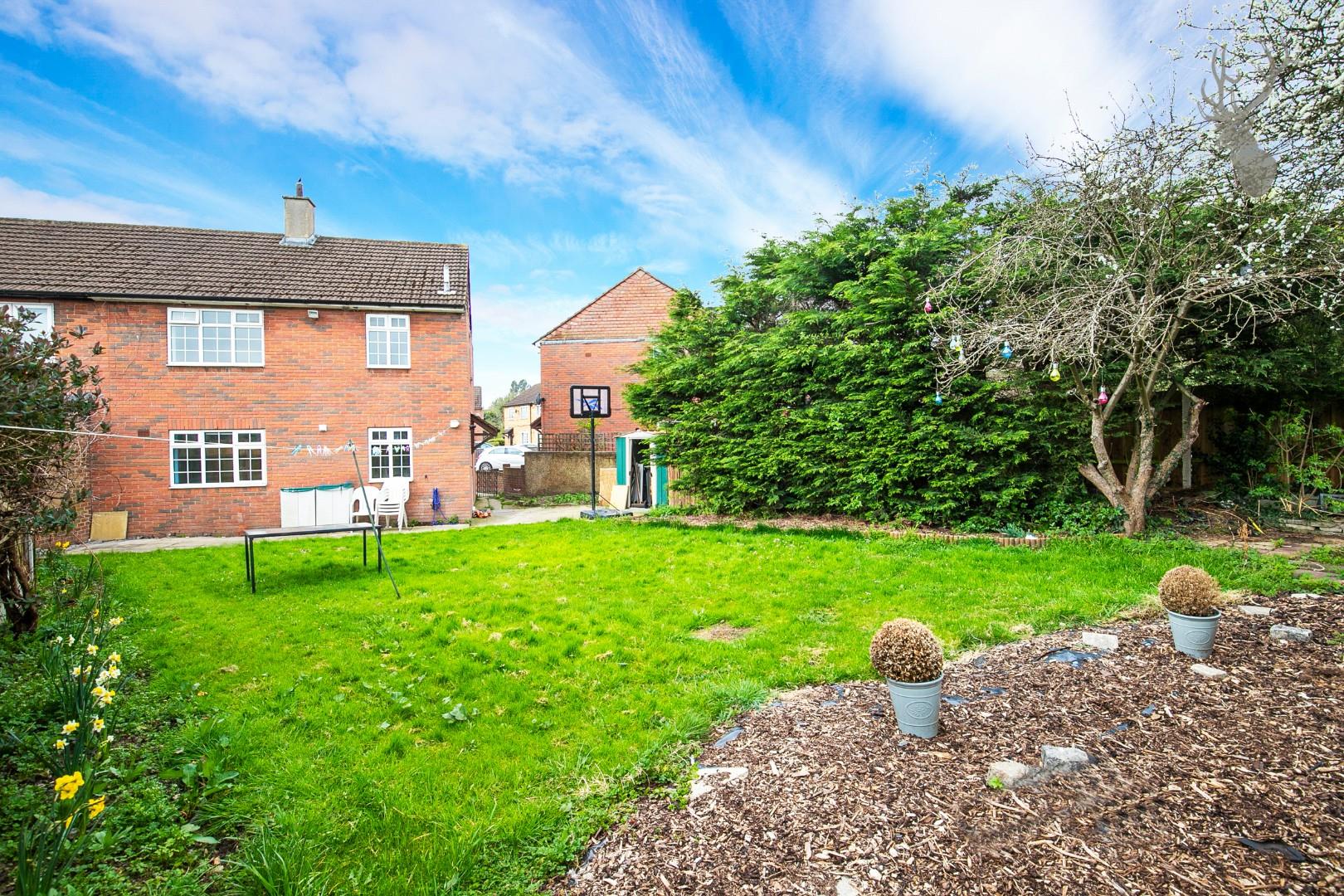 Property To Rent Roydon Close, Loughton, IG10 3 Bedroom House Semi