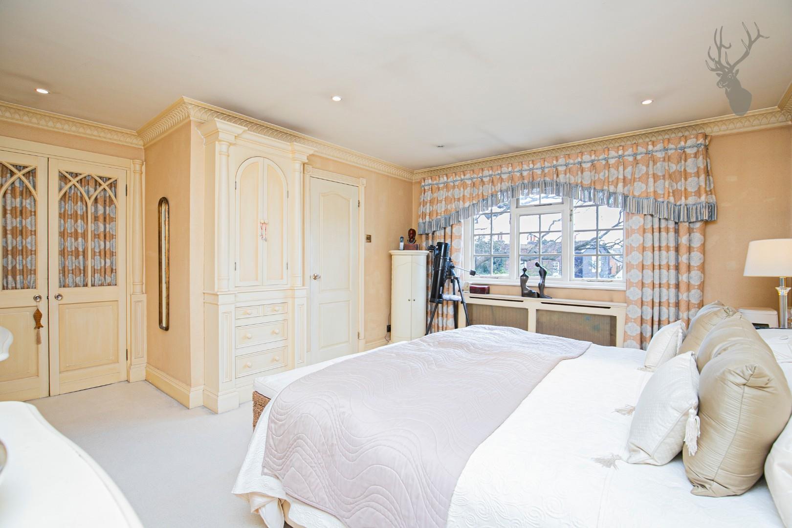 Property For Sale Wallers Hoppet, Loughton, IG10 4 Bedroom House