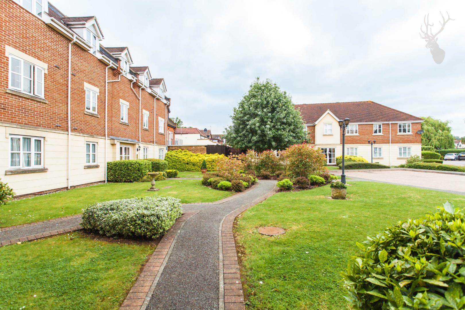Property For Sale Forest Drive, Theydon Bois, CM16 2 Bedroom Flat