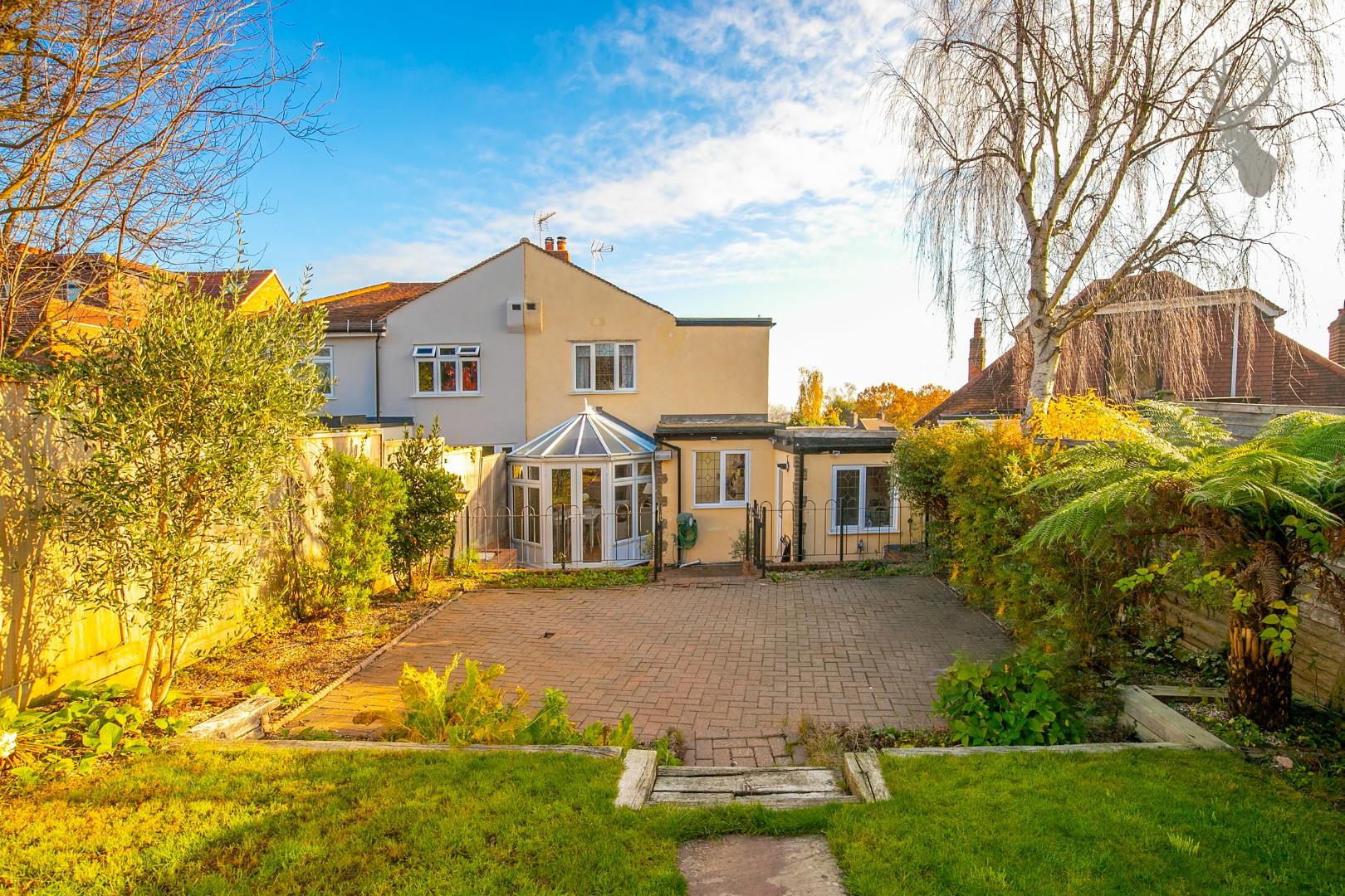 Property For Sale Dukes Avenue, Theydon Bois, CM16 4 Bedroom House