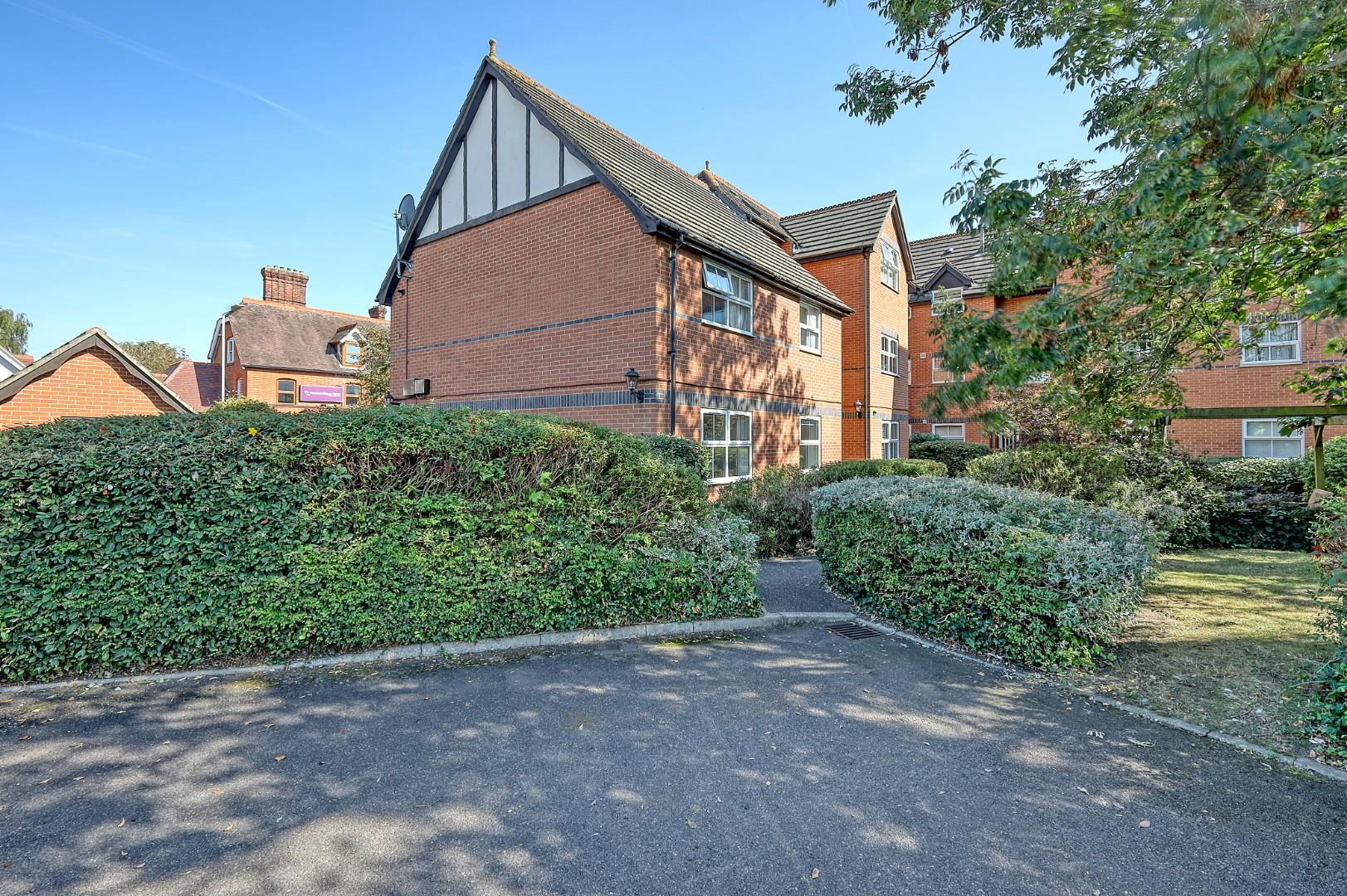 Property For Sale Pettits Lane, Romford, RM1 | 2 Bedroom Apartment ...