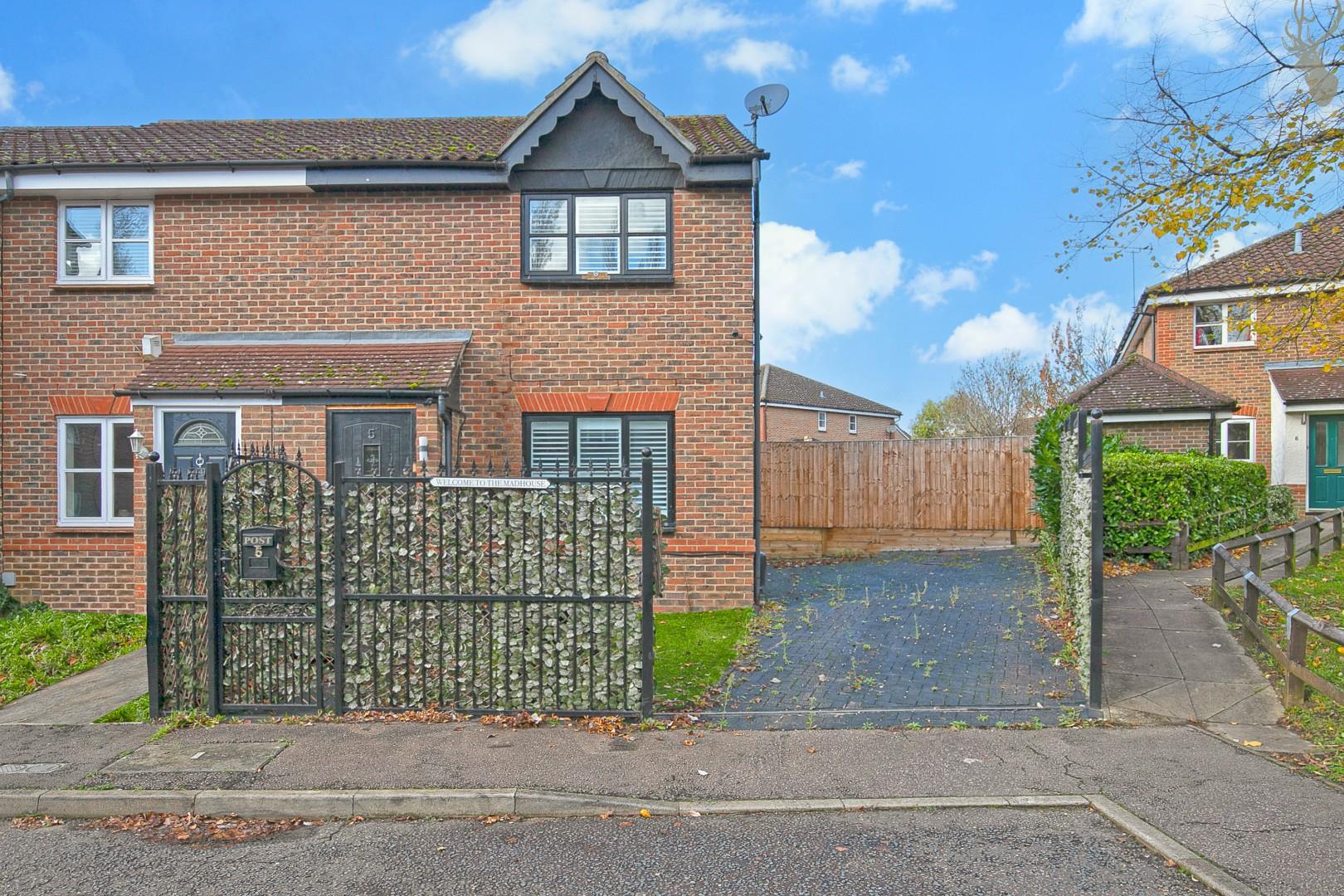 Property For Sale Bryony Close, Loughton, IG10 3 Bedroom House End