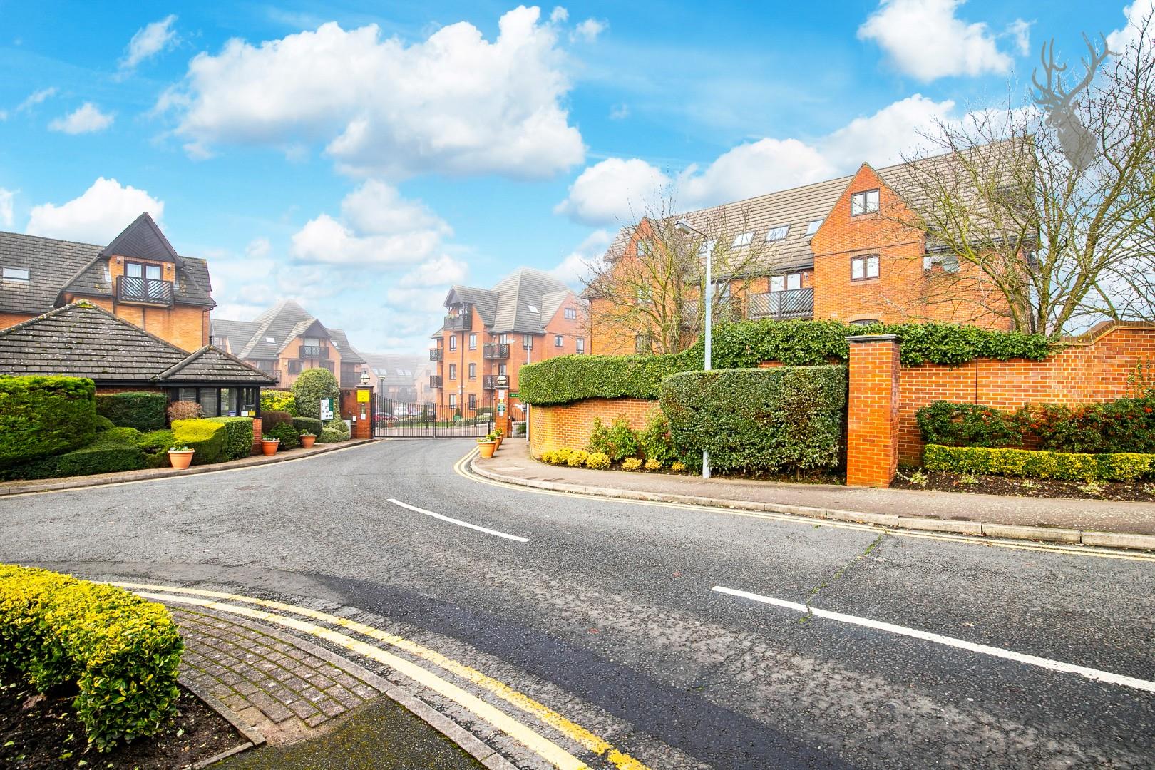 Property For Sale Epping New Road, Buckhurst Hill, IG9 3 Bedroom Flat