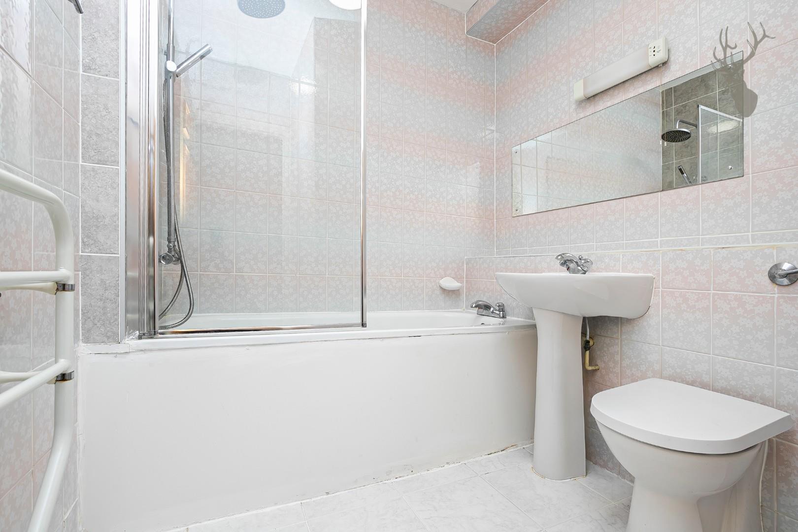 Property To Rent Epping New Road, Buckhurst Hill, IG9 3 Bedroom Flat