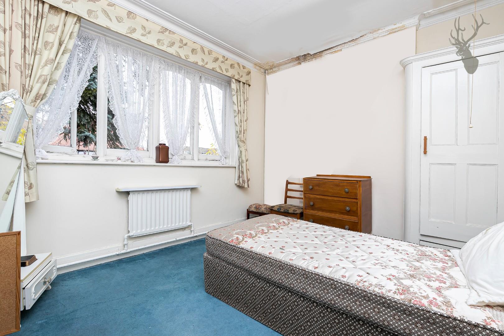 Property For Sale Connaught Avenue, Chingford, E4 4 Bedroom House
