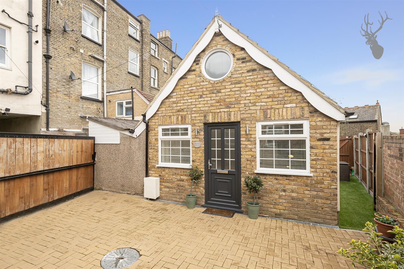 Property For Sale Queens Road, Buckhurst Hill, IG9 1 Bedroom House