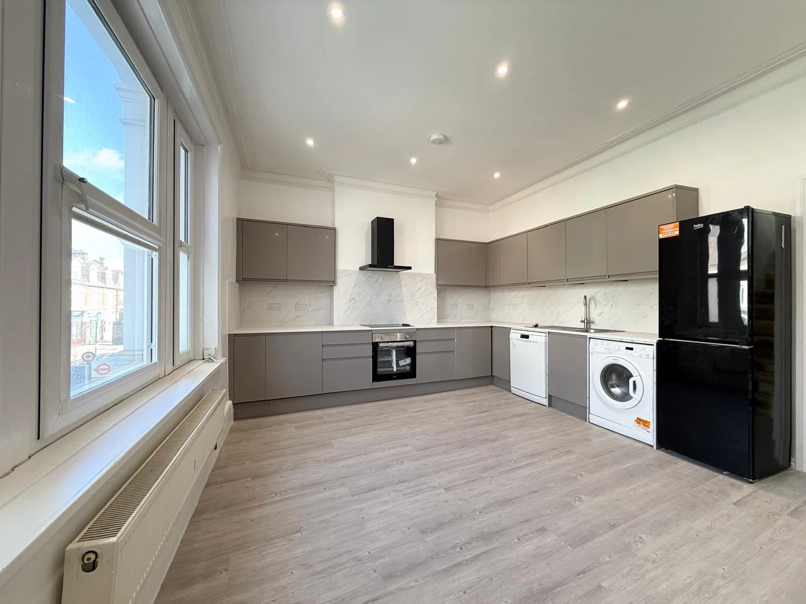 Kitchen / Reception