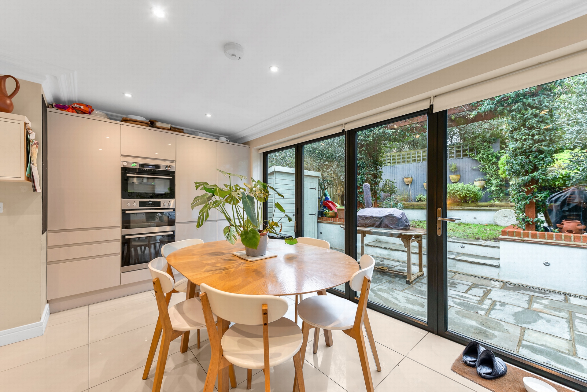 Kitchen / Dining Area