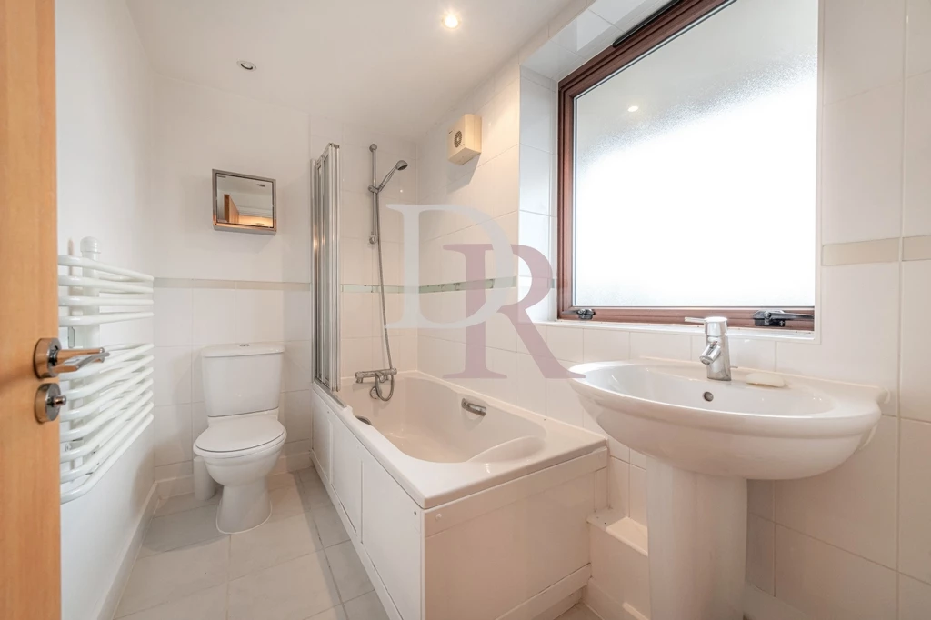 EN-SUITE BATHROOM