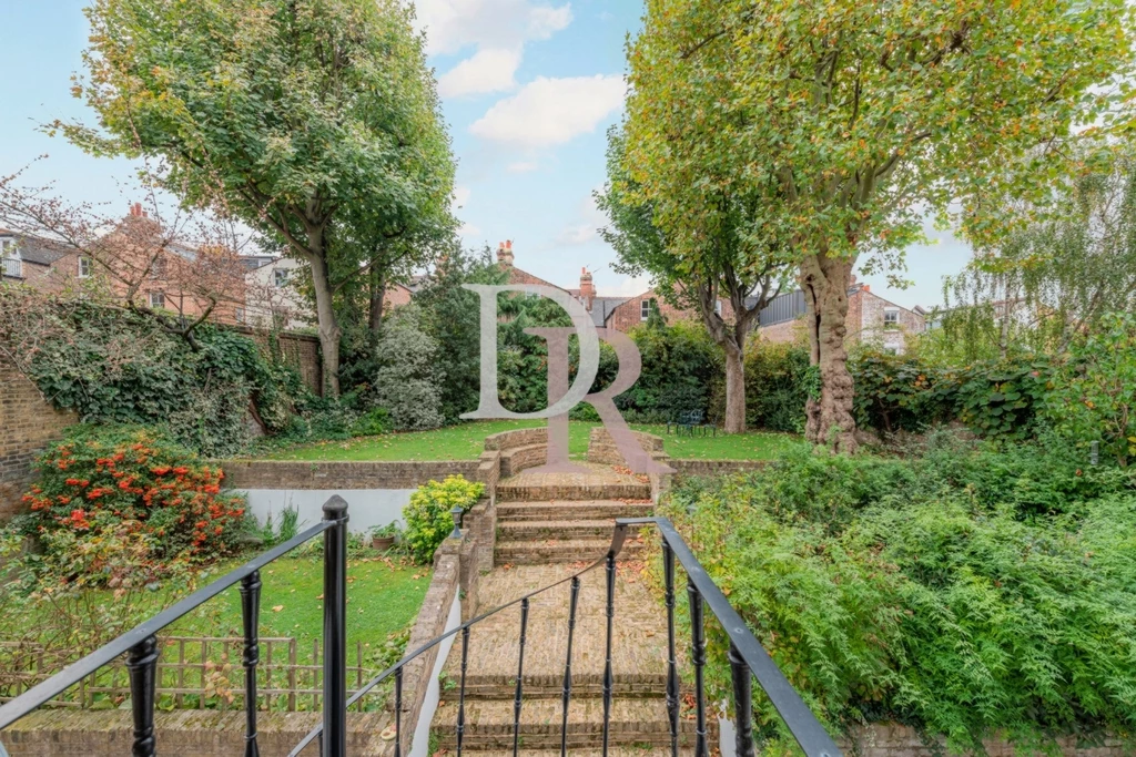 LARGE COMMUNAL GARDEN