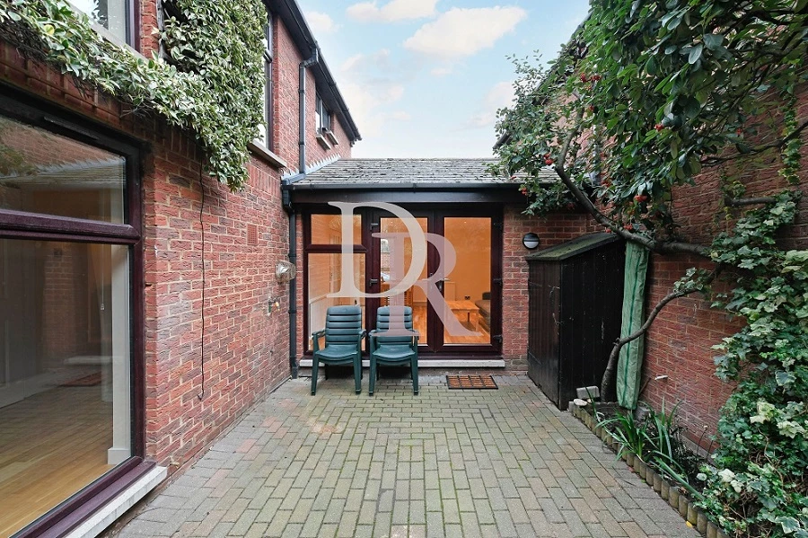 PRIVATE PATIO