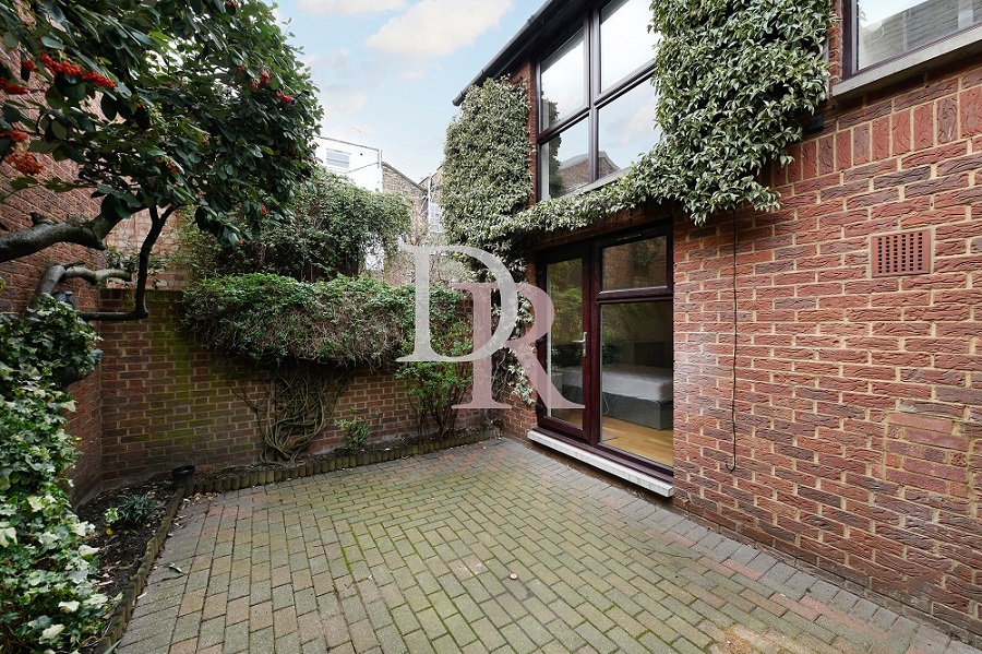 PRIVATE PATIO