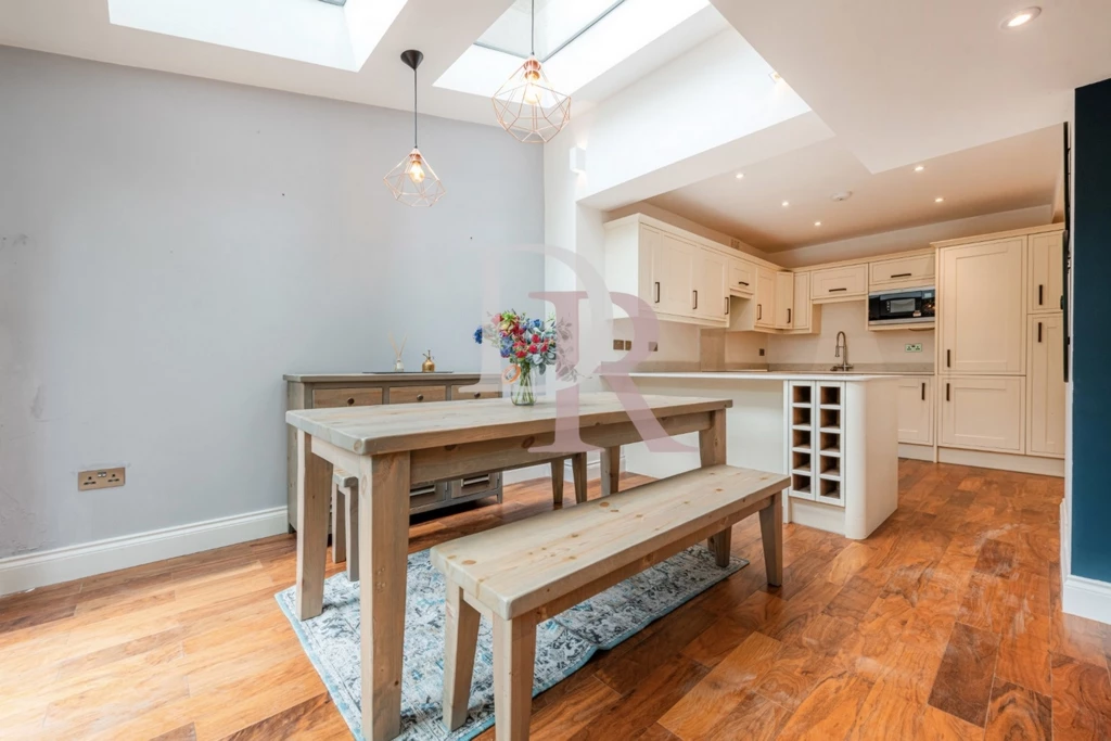 OPEN PLAN RECEPTION