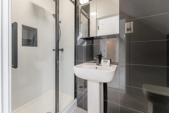 SHOWER ROOM