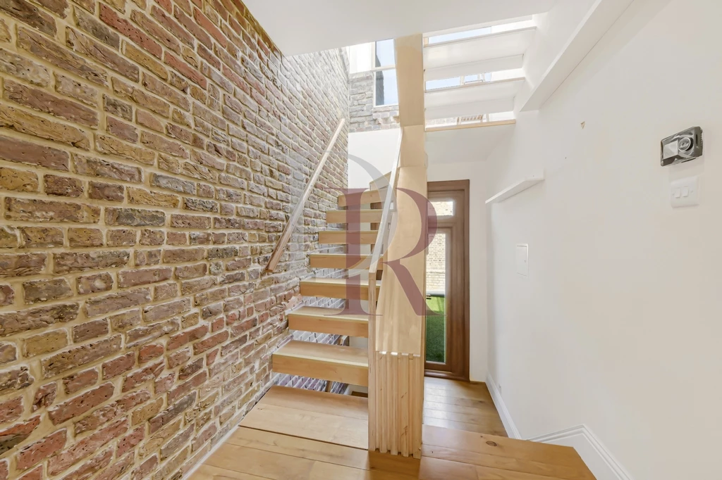 Landing to 2nd Floor