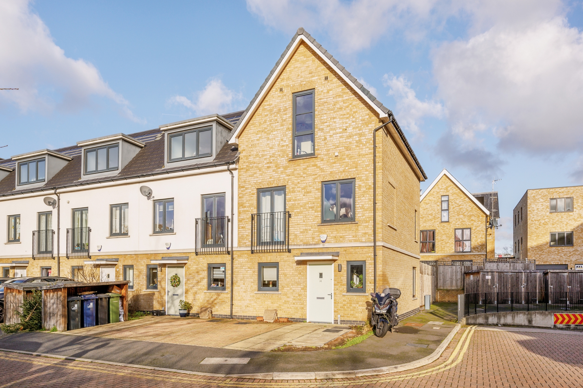 Property For Sale Dock Meadow Reach, Hanwell, W7 4 Bedroom End Of