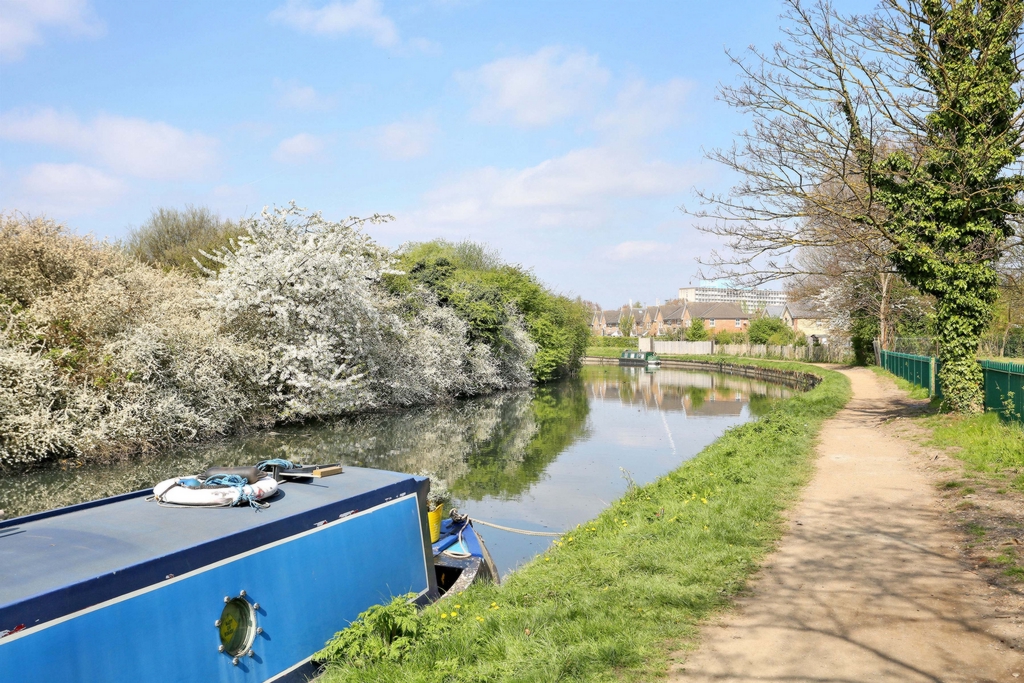 Property For Sale Saddleback Lane, Hanwell, W7 3 Bedroom End Of