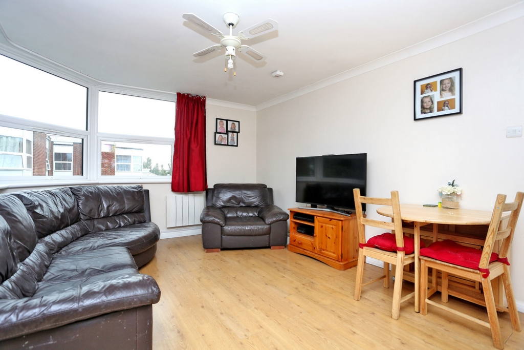 Property For Sale Riverside Close, Hanwell, W7 2 Bedroom Apartment