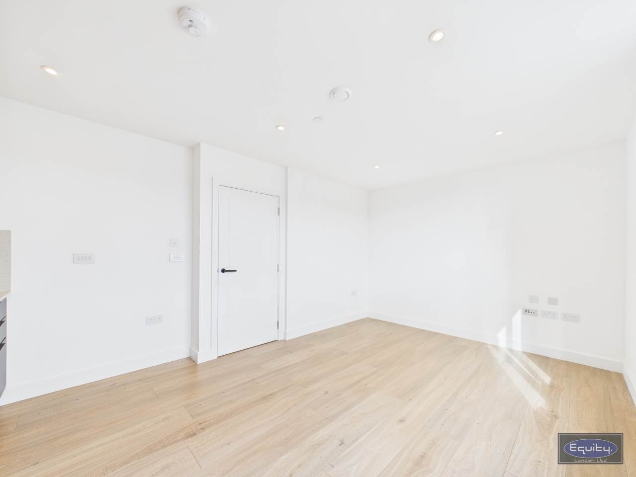 Kitchen & Living room (4)